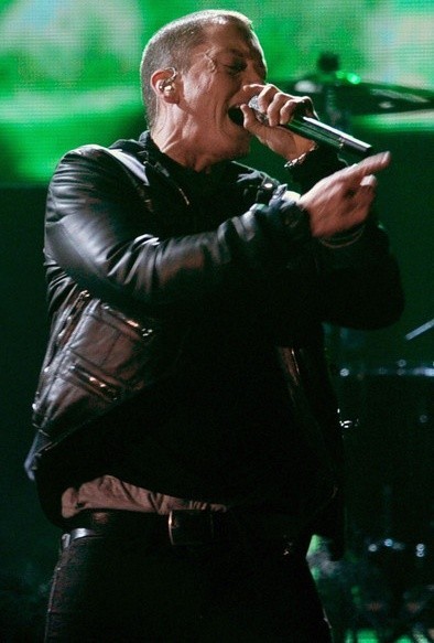 Gambar Foto Eminem Melakukan Pertunjukan di Panggung Saat 53rd Annual GRAMMY Awards