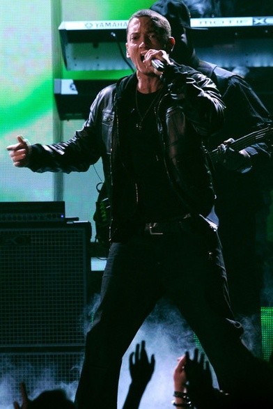 Gambar Foto Eminem Melakukan Pertunjukan di Panggung Saat 53rd Annual GRAMMY Awards