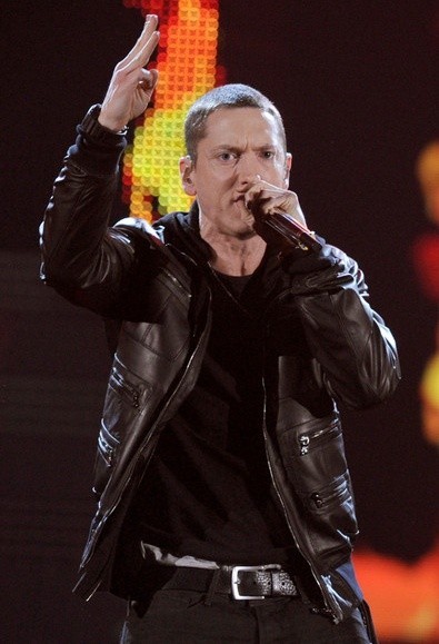 Gambar Foto Eminem Melakukan Pertunjukan di Panggung Saat 53rd Annual GRAMMY Awards