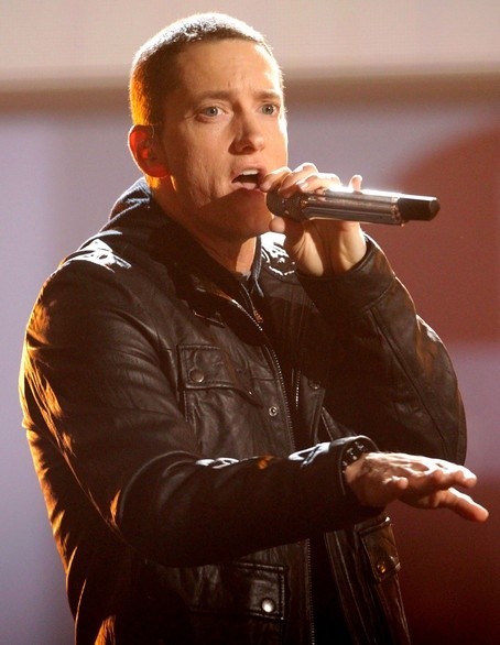 Gambar Foto Eminem Menyanyi di Atas Panggung Saat Acara BET Awards 2010