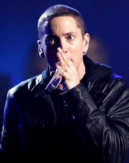 Gambar Foto Eminem Menyanyi di Atas Panggung Saat Acara BET Awards 2010