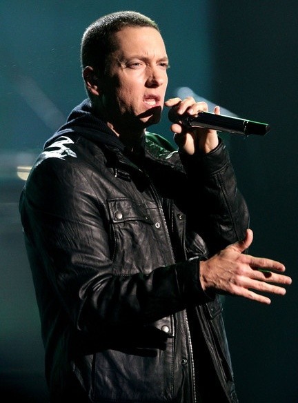 Gambar Foto Eminem Menyanyi di Atas Panggung Saat Acara BET Awards 2010