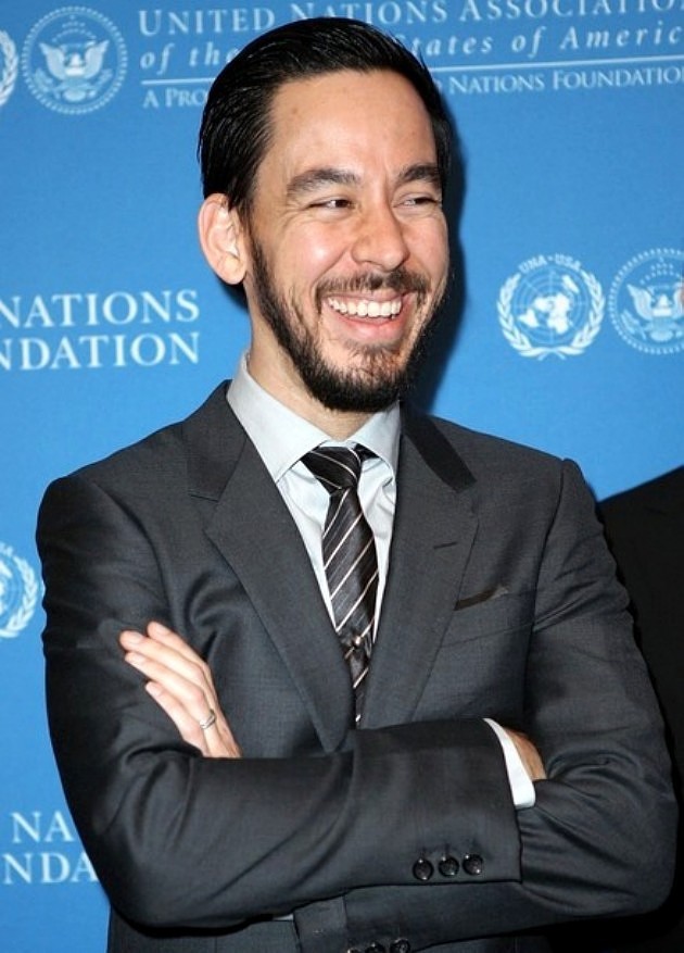 Gambar Foto Mike Shinoda dari Linkin Park di United Nations Foundation's Global Leadership