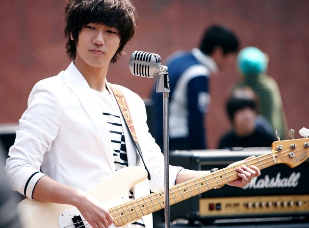 Gambar Foto Yesung Bernyanyi Sambil Membawa Gitar