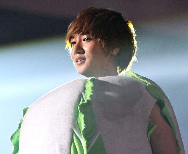 Gambar Foto Yesung dengan Kostum Sayuran