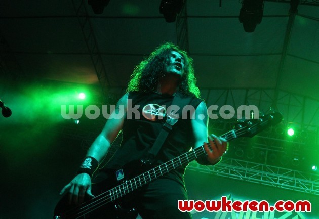 Gambar Foto Aksi Panggung Anthrax di Pantai Carnaval, Ancol