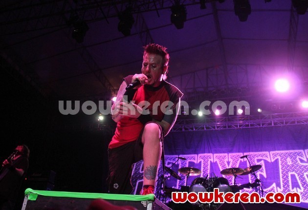 Gambar Foto Aksi Panggung Anthrax di Pantai Carnaval, Ancol