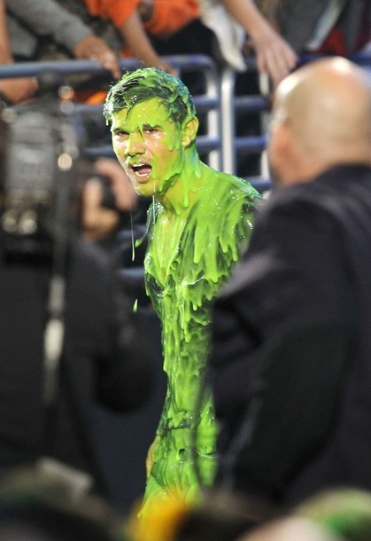 Gambar Foto Taylor Lautner di Kids' Choice Awards 2012