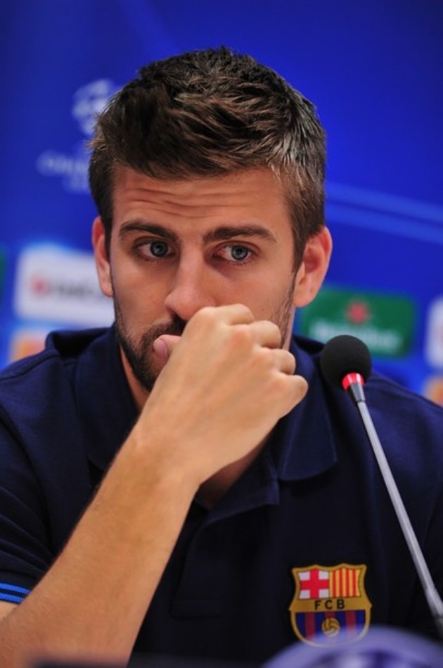 Gambar Foto Gerard Pique di Champions League Press Conference