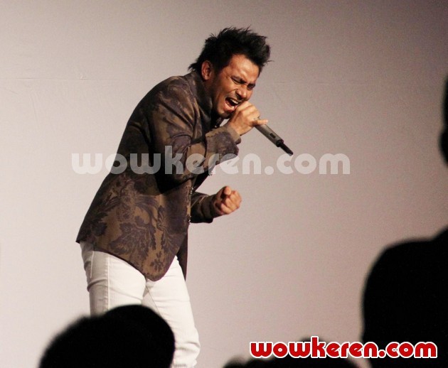 Gambar Foto Judika di Konser 'Simfoni Dua Rasa, Kolaborasi Dua Genre'