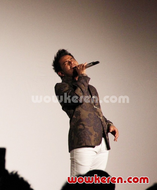 Gambar Foto Judika di Konser 'Simfoni Dua Rasa, Kolaborasi Dua Genre'
