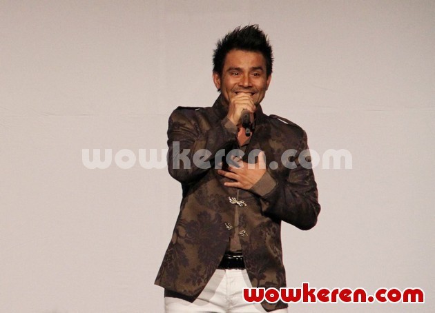 Gambar Foto Judika di Konser 'Simfoni Dua Rasa, Kolaborasi Dua Genre'