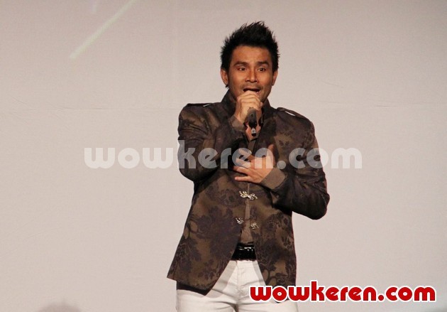 Gambar Foto Judika di Konser 'Simfoni Dua Rasa, Kolaborasi Dua Genre'