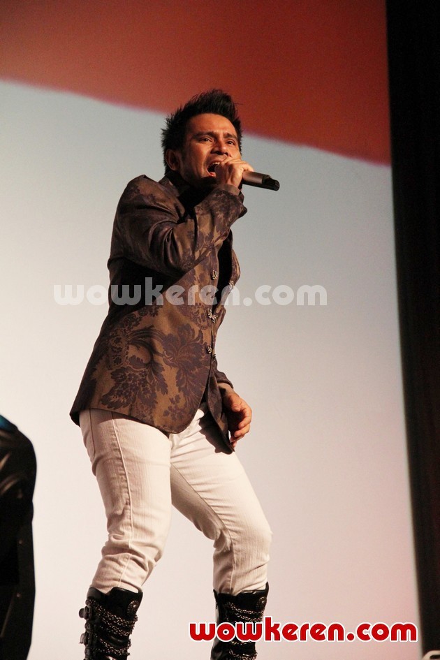 Gambar Foto Judika di Konser 'Simfoni Dua Rasa, Kolaborasi Dua Genre'