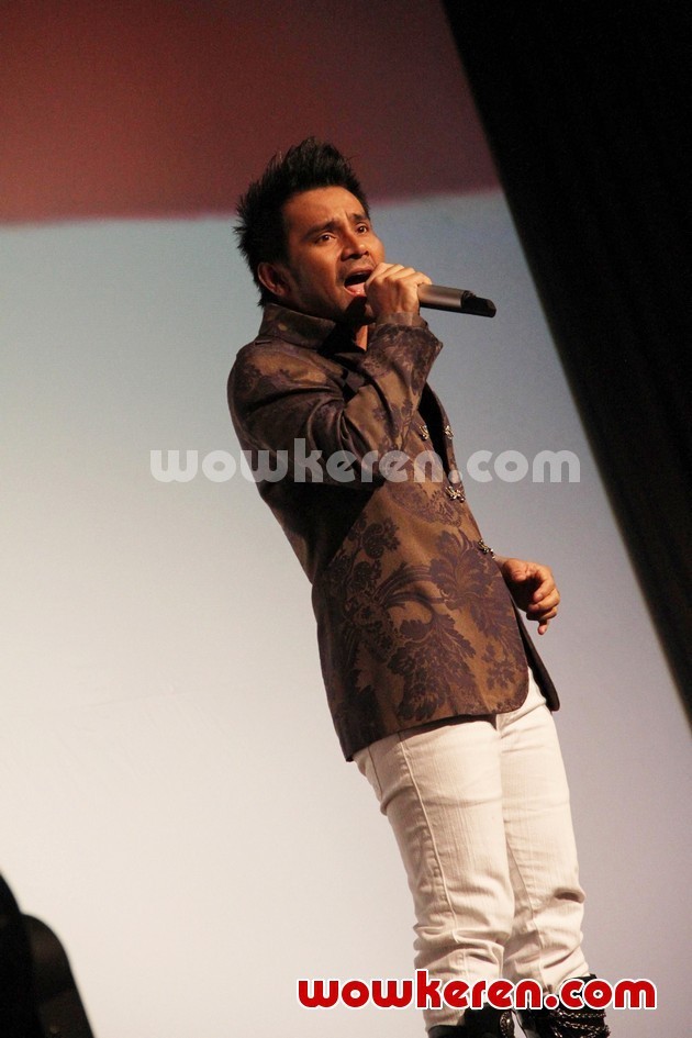Gambar Foto Judika di Konser 'Simfoni Dua Rasa, Kolaborasi Dua Genre'