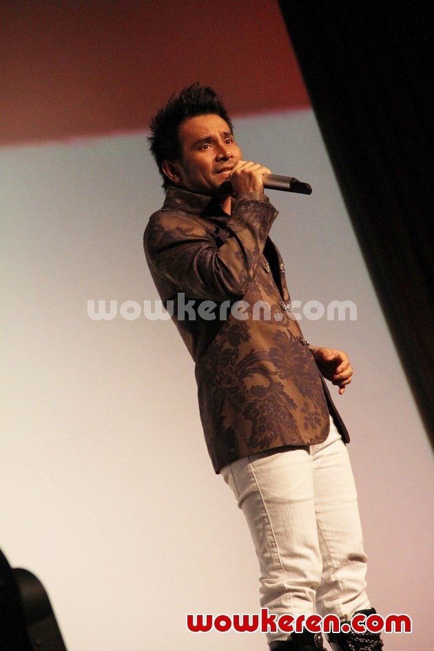 Gambar Foto Judika di Konser 'Simfoni Dua Rasa, Kolaborasi Dua Genre'