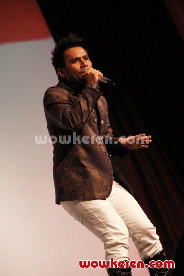 Gambar Foto Judika di Konser 'Simfoni Dua Rasa, Kolaborasi Dua Genre'