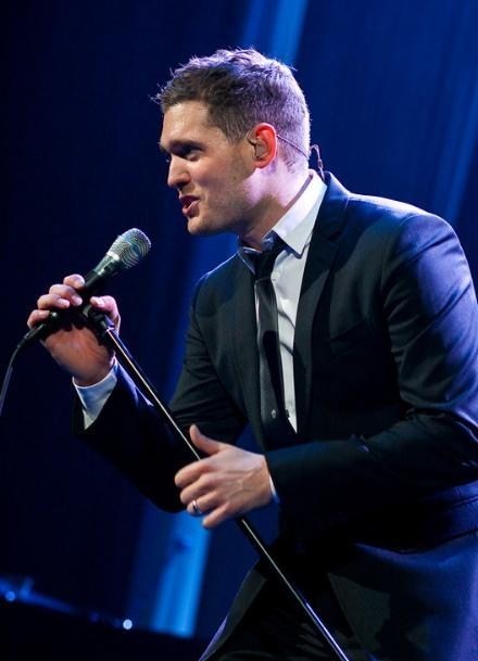 Gambar Foto Michael Buble Tampil di 'Crazy Love' Tour