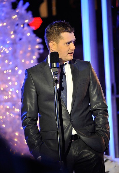 Gambar Foto Michael Buble Perform di 'Christmas in Rockefeller Center' Lighting Party