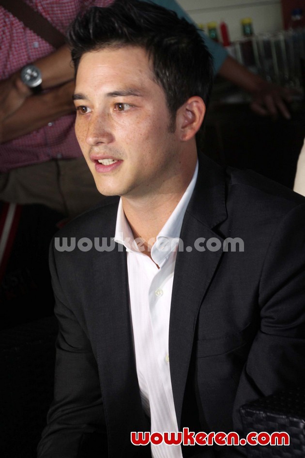 Gambar Foto Mike Lewis Saat Jumpa Pers di Rolling Stone Cafe