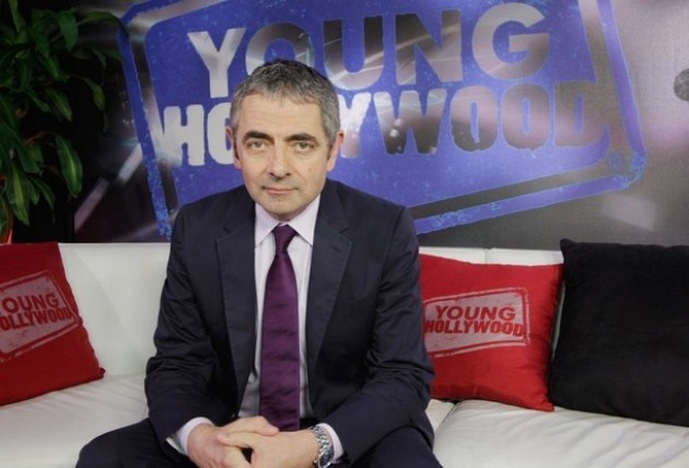 Gambar Foto Rowan Atkinson di Young Hollywood Studio