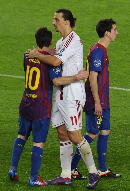 Gambar Foto Lionel Messi dan Zlatan Ibrahimovic Saling Berpelukan di Liga Champions