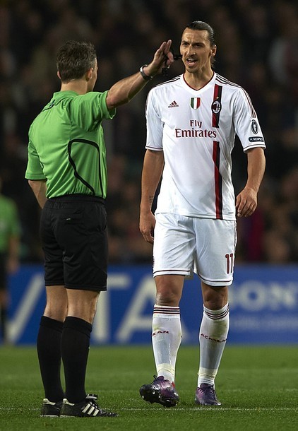 Gambar Foto Zlatan Ibrahimovic Berdebat dengan Wasit dalam Laga Melawan FC Barcelona