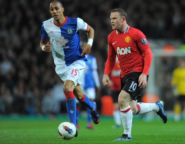 Gambar Foto Wayne Rooney di Liga Premier Inggris Melawan Blackburn Rovers