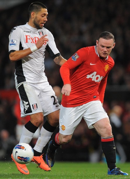 Gambar Foto Wayne Rooney di Liga Premier Inggris Melawan Fulham