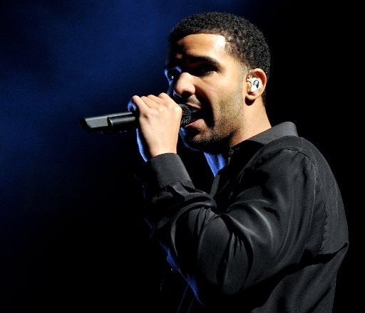 Gambar Foto Drake Saat Perform di Atas Panggung