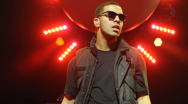Gambar Foto Aksi Drake Tampil Memukau di Atas Panggung