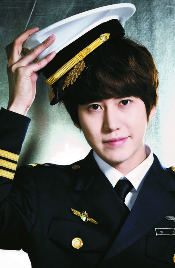 Gambar Foto Kyuhyun di Promo Drama Musikal 'Catch Me If You Can' Foto