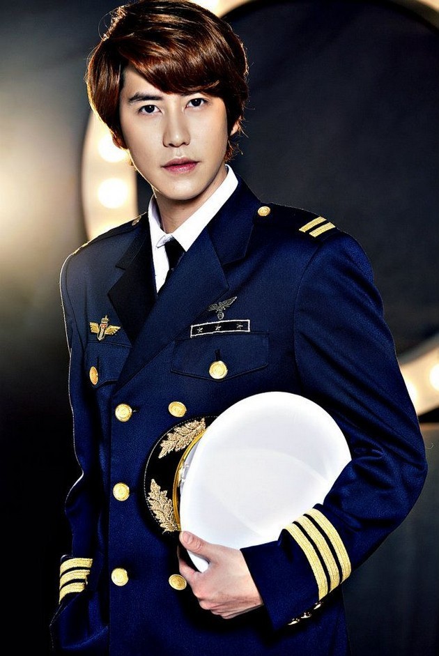 Gambar Foto Kyuhyun di Promo Drama Musikal 'Catch Me If You Can' Foto