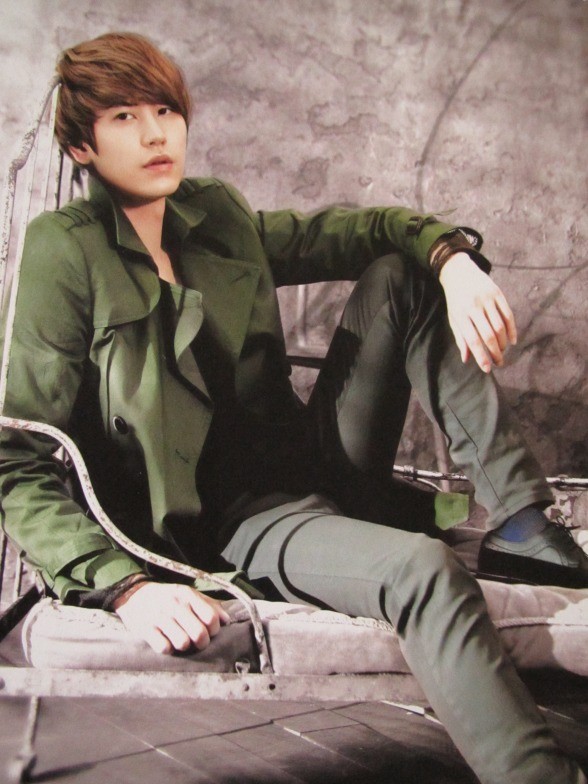 Gambar Foto Kyuhyun Tampil di Sebuah Majalah Fashion