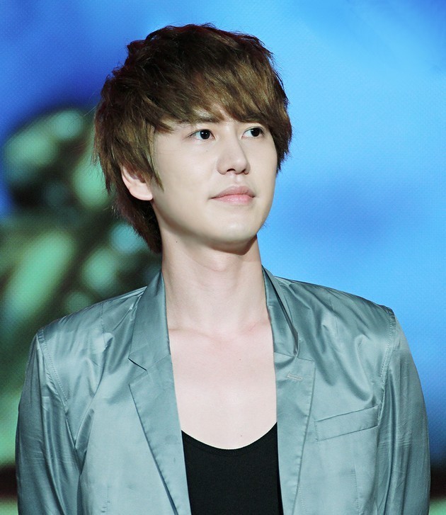 Gambar Foto Kyuhyun Saat Tampil di Atas Panggung Bersama Super Junior