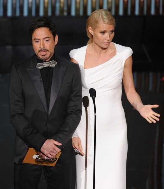 Gambar Foto Robert Downey Jr. dan Gwyneth Paltrow di Panggung Oscar 2012