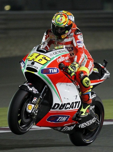 Gambar Foto Valentino Rossi Berjuang di MotoGP Qatar