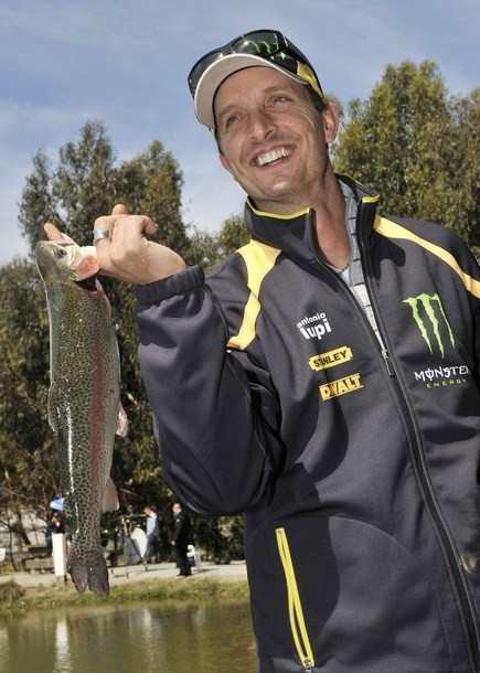 Gambar Foto Ben Spies Menangkap Ikan disela Kejuaraan Australian MotoGP