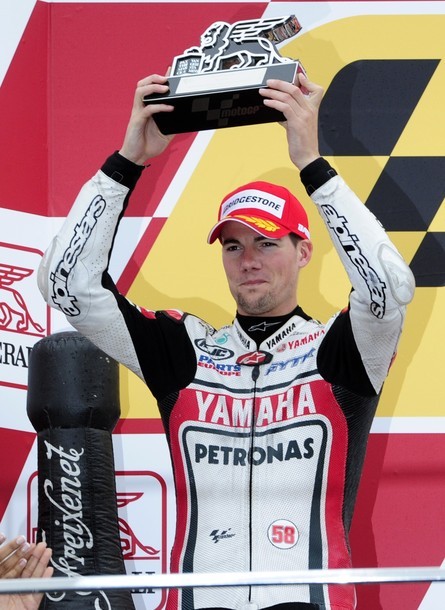 Gambar Foto Ben Spies dan Piala Kemenangan Valencia MotoGP