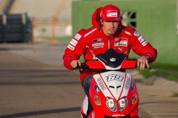 Gambar Foto Nicky Hayden Mengendarai Skuter di Sirkuit Ricardo Tormo