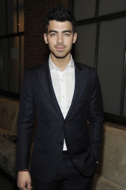 Gambar Foto Joe Jonas di Mercedes-Benz Fashion Week