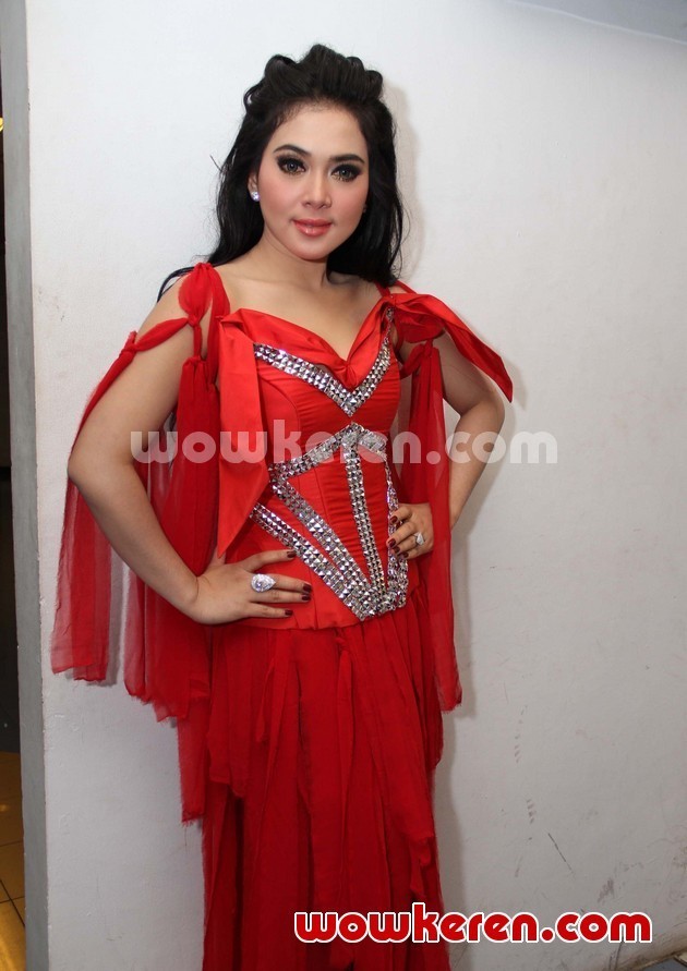 Gambar Foto Syahrini Saat Ditemui di MNCTV Pondok Gede
