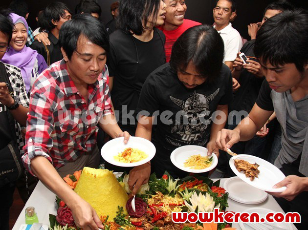 Gambar Foto Perayaan Ulang Tahun Gigi ke-18
