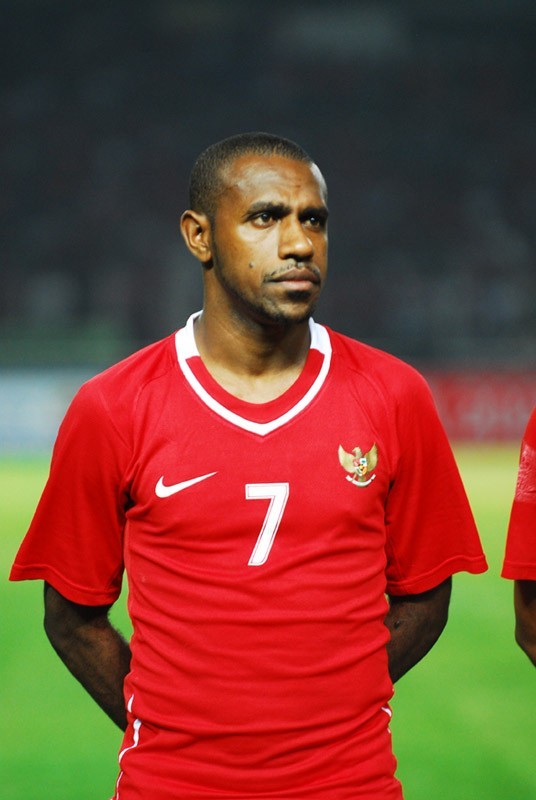 Gambar Foto Boaz Solossa dengan Kostum Timnas Indonesia