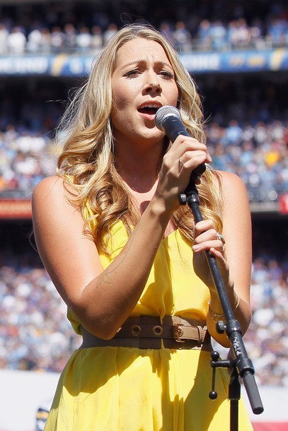 Gambar Foto Colbie Caillat Perform di National Anthem