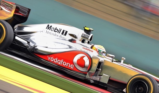 Gambar Foto Lewis Hamilton Berjuang di GP F1 China 2012