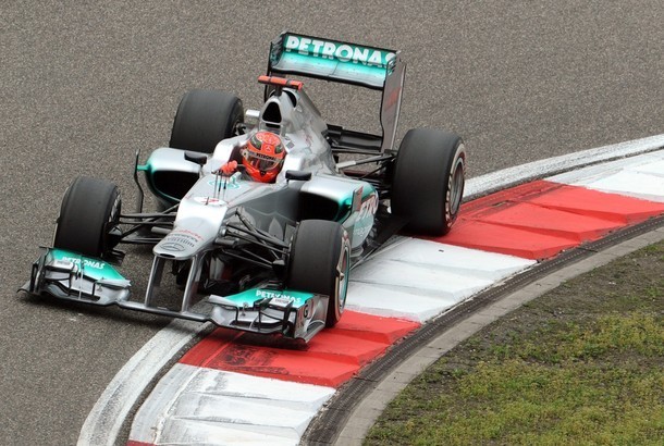 Gambar Foto Michael Schumacher Berjuang di GP F1 China 2012