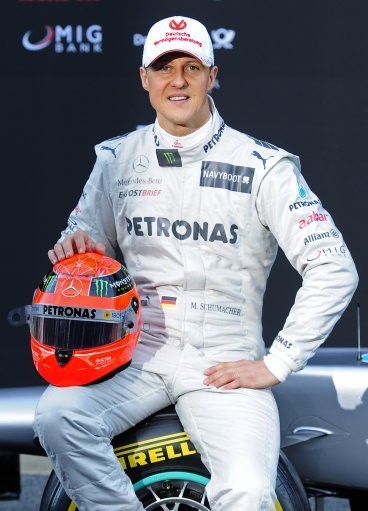 Gambar Foto Michael Schumacher Berpose Bersama Mobil Mercedez Benz