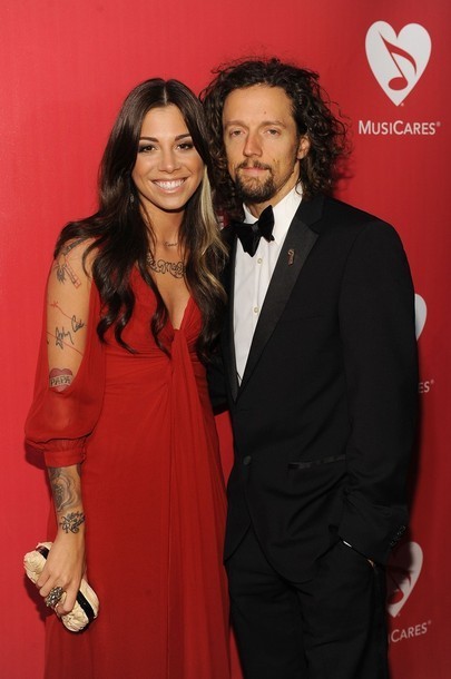 Gambar Foto Jason Mraz dan Christina Perri di MusiCares Person of the Year 2012