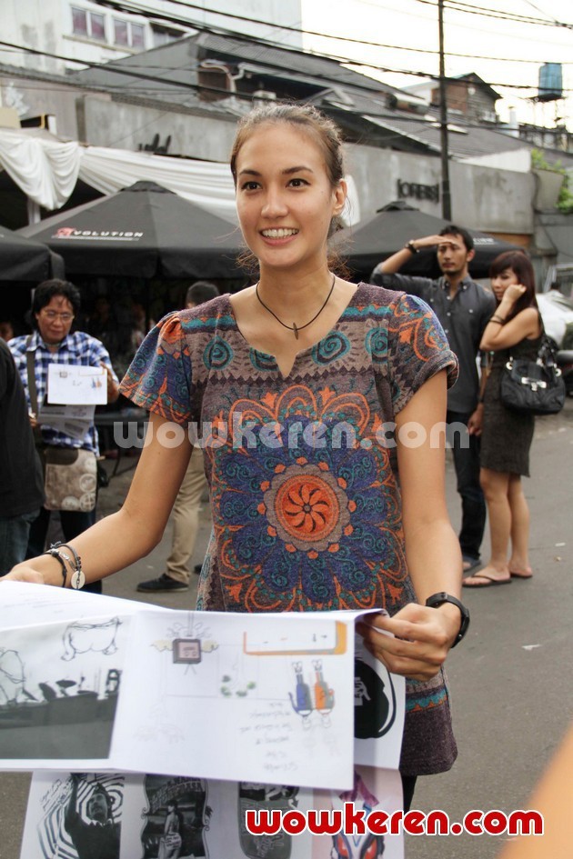 Gambar Foto Nadine Chandrawinata Saat Ditemui di Gudang Galery